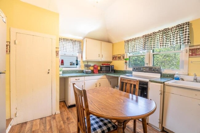 Building Photo - 714 E Jefferson St