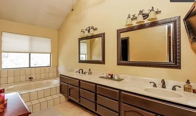 Building Photo - Spacious 5-Bedroom Home for Rent in Prime ...