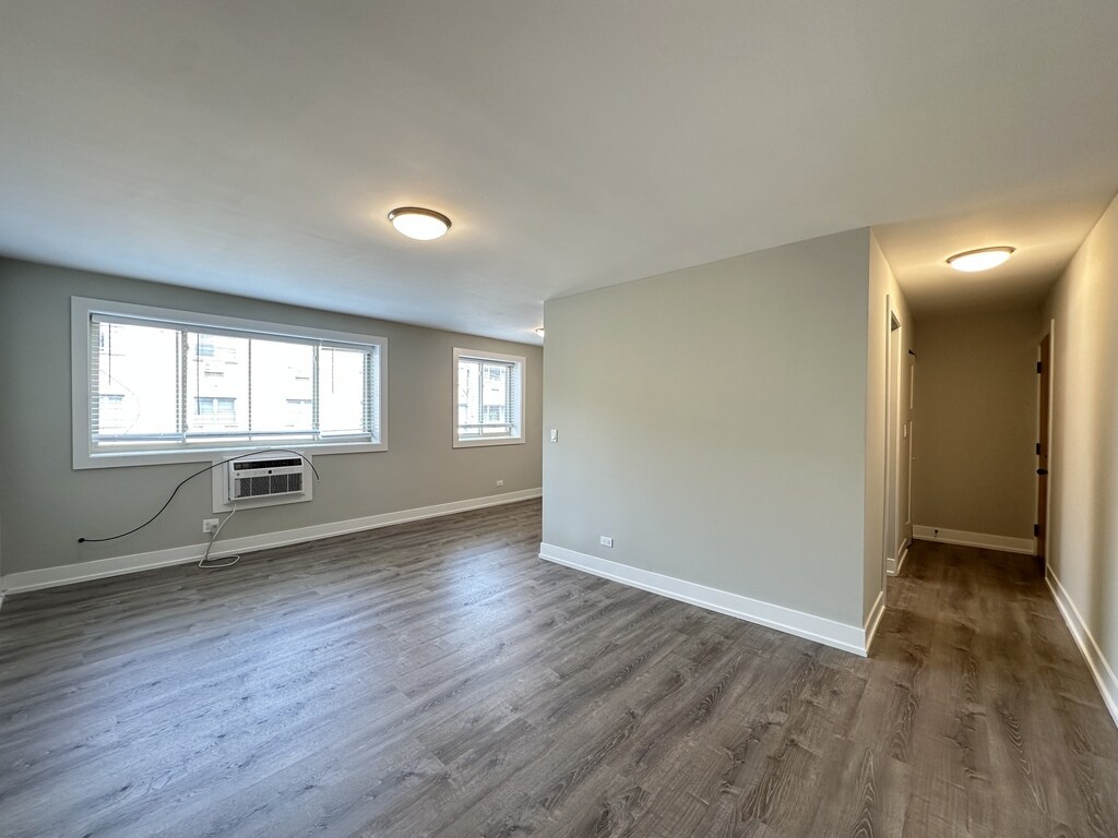 Building Photo - 533 W Surf St