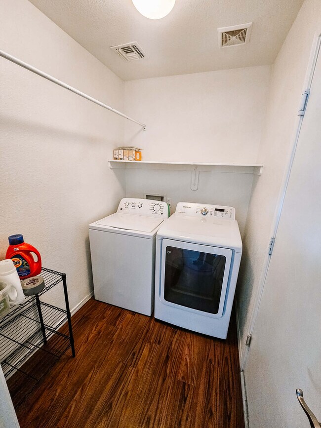 Building Photo - 3552 N Riverhaven Dr