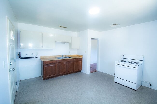 Building Photo - 2Bedroom 1 Bath with 1 Car GR Spacious Apartment Unit -Azusa