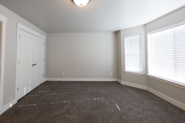 Building Photo - Beautiful Townhome in Rexburg Close to Campus