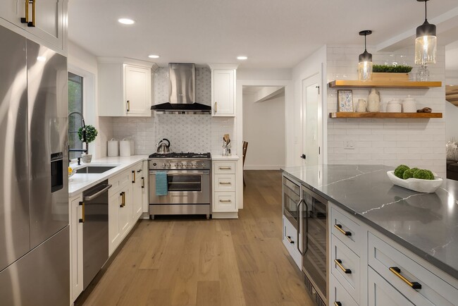 Building Photo - 4Bd/2.5Ba Bellevue House