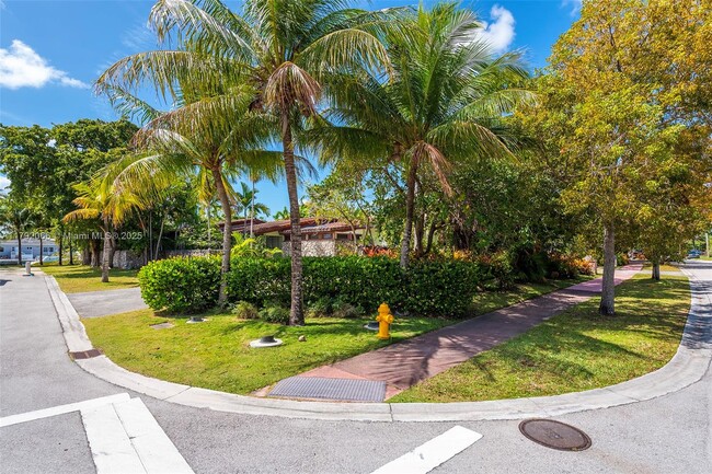 Building Photo - 900 S Shore Dr