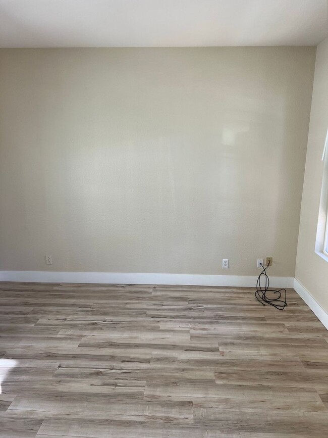 Building Photo - Move in Special $200.00 off first month's ...