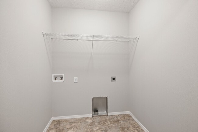 Building Photo - Fully Fenced 3 Bedroom Duplex