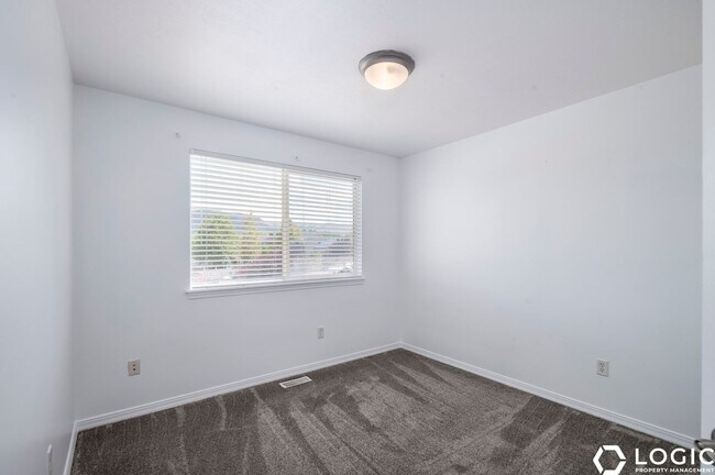 Building Photo - 5878 Arlinridge Dr