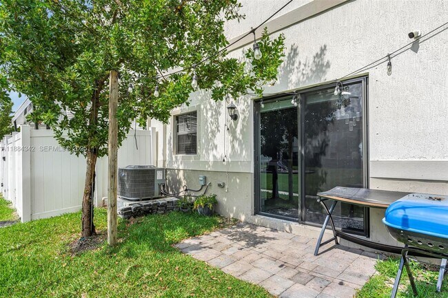 Building Photo - 1137 SW 7th Ct