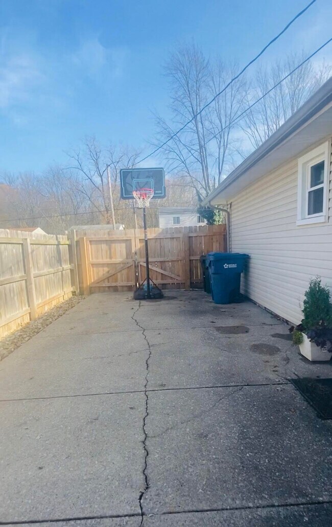 Building Photo - 5696 Pleasant St