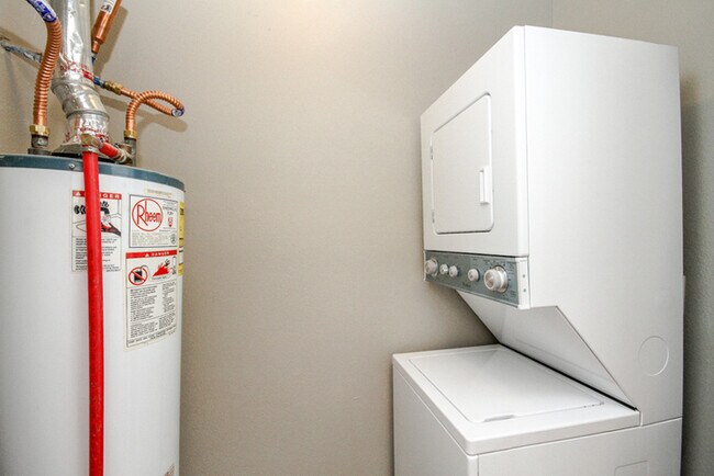 Building Photo - Charming Duplex 1/1 Duplex With Storage!