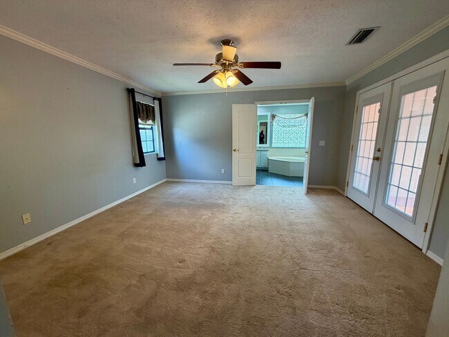 Building Photo - 604 Mallory Dr