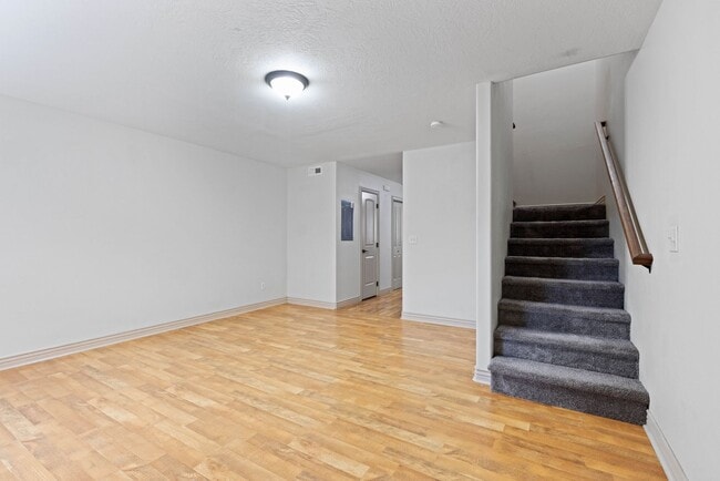 Building Photo - DARLING - 2 Bed 1.5 Bath Townhome in the M...