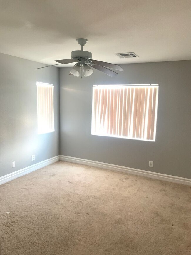 Building Photo - Beautiful Home - Guard Gated Golf Course C...