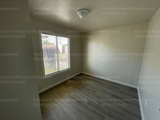 Building Photo - 3 bedroom/ 1 bathroom house located near Airport Dr/ Norris Rd