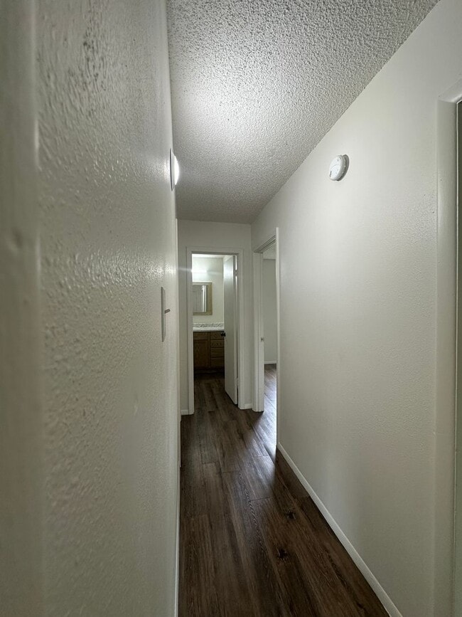Building Photo - $1300 move-in special