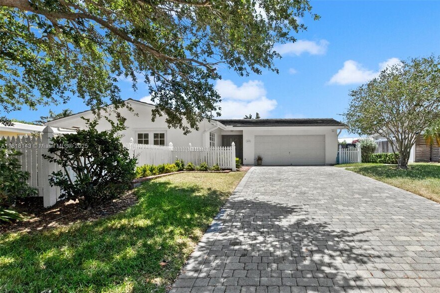 Primary Photo - 2070 NE 54th Ct