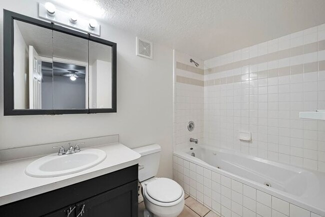 Building Photo - Darling Ground Floor Stonebrook Condo