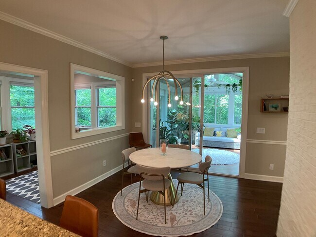 Building Photo - Executive Home in The Heart of Chapel Hill!