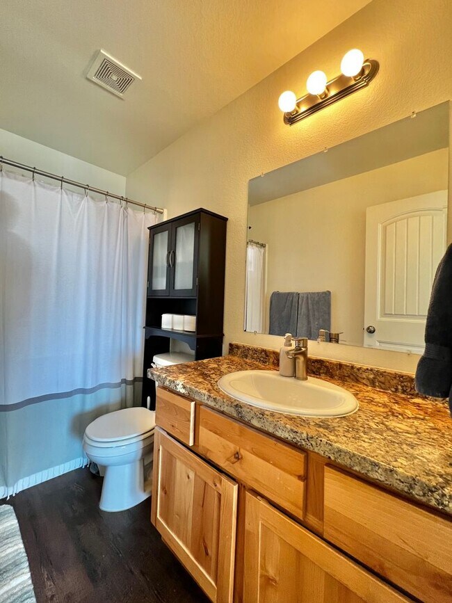 Building Photo - 2 Bedroom 2.5 bathroom Townhouse in Greeley