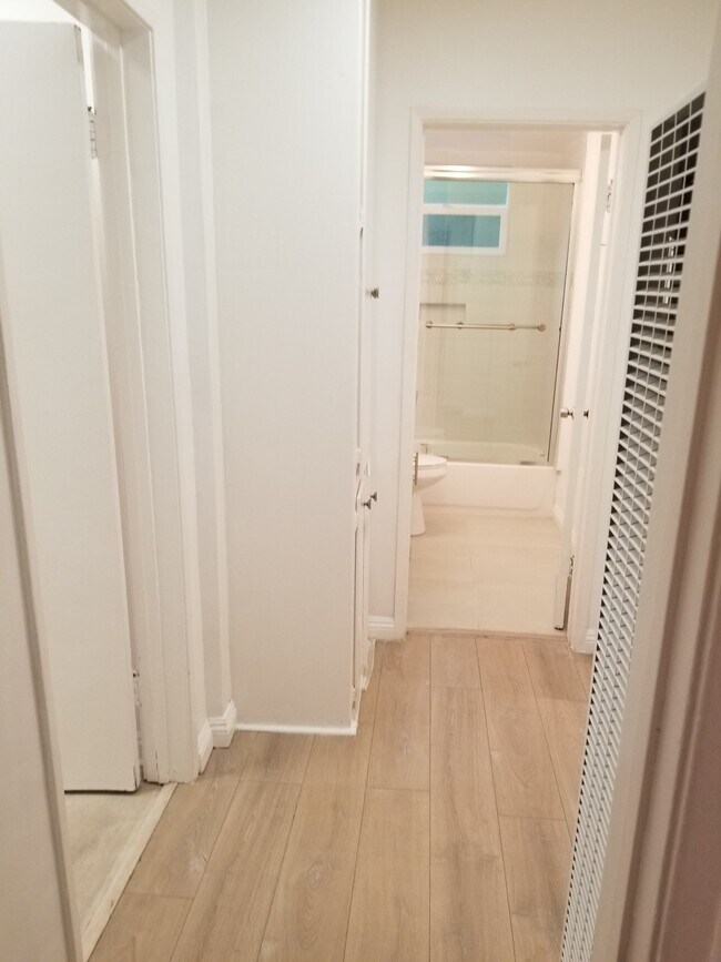 Building Photo - 1132 S Oakhurst Dr