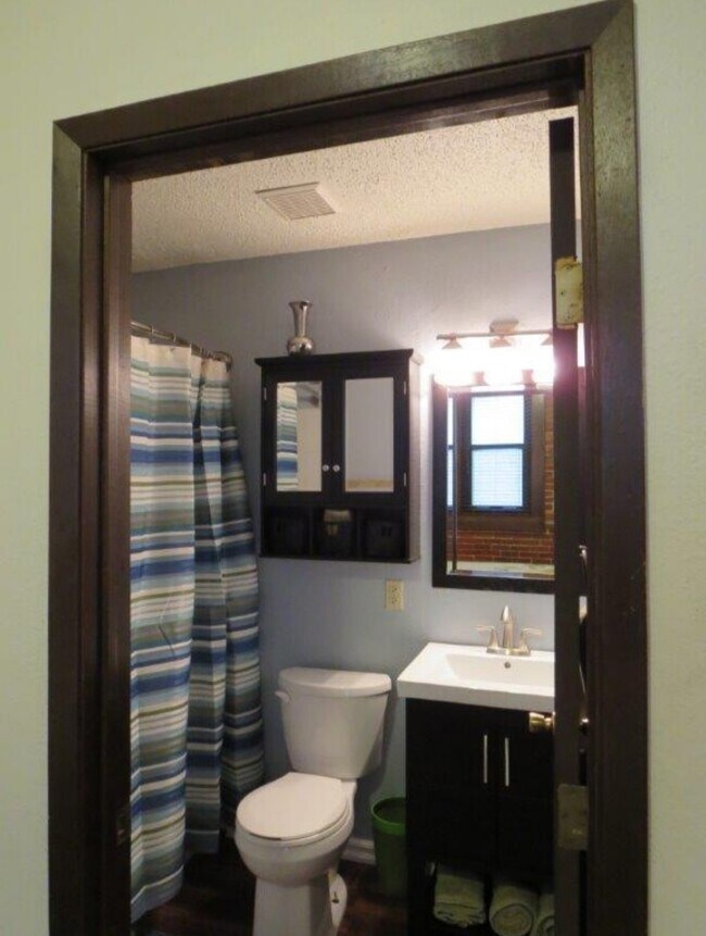 Building Photo - 618 E Douglas Ave