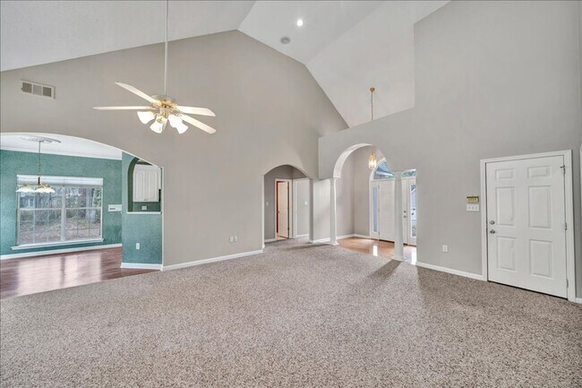 Building Photo - Country Club Living