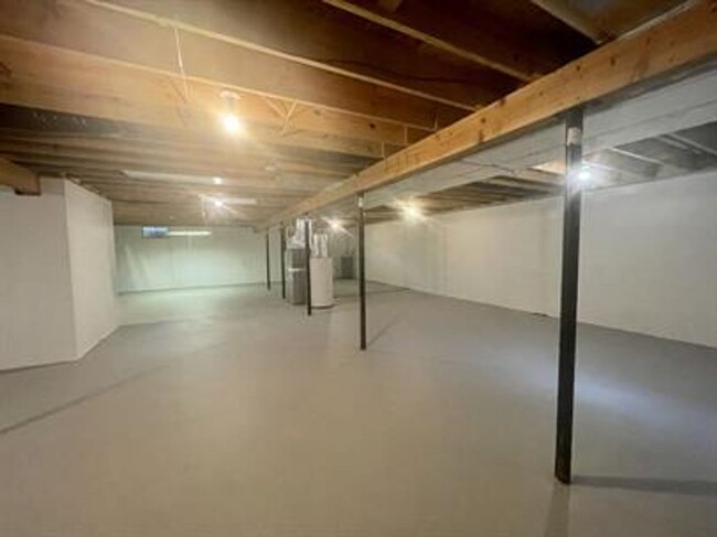 Building Photo - 3 bedroom 1 bath home with a basement and ...