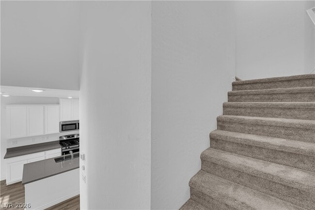 Building Photo - 600 N Carriage Hill Dr