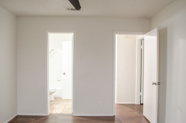 Building Photo - 2 Bed/ 1 Bath With Easy Access to 183/290 and 35