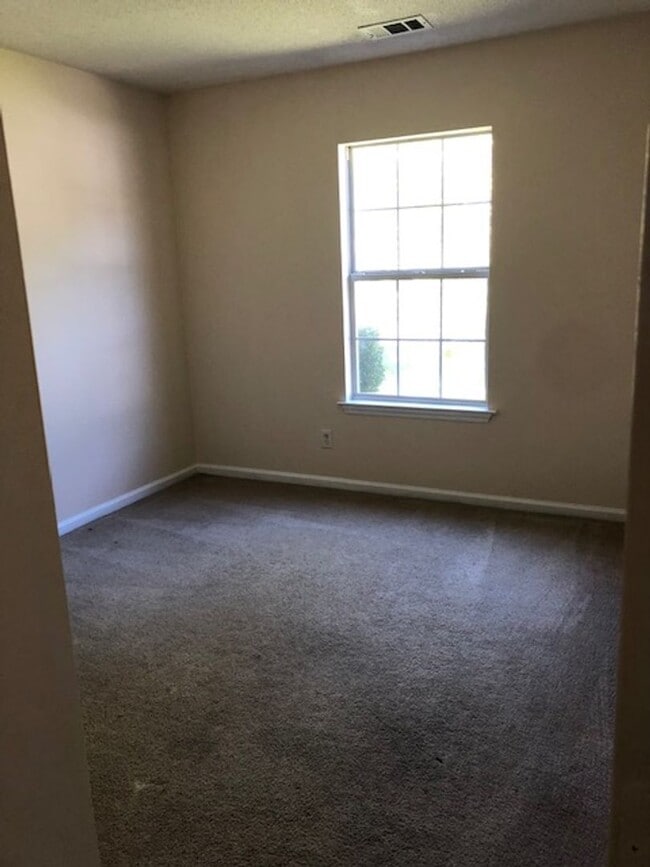 Building Photo - Cozy Home