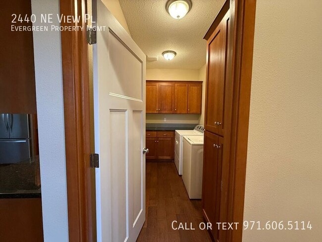 Building Photo - 2440 NE View Pl