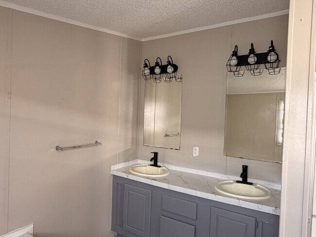 Building Photo - 2112 Colonial Dr