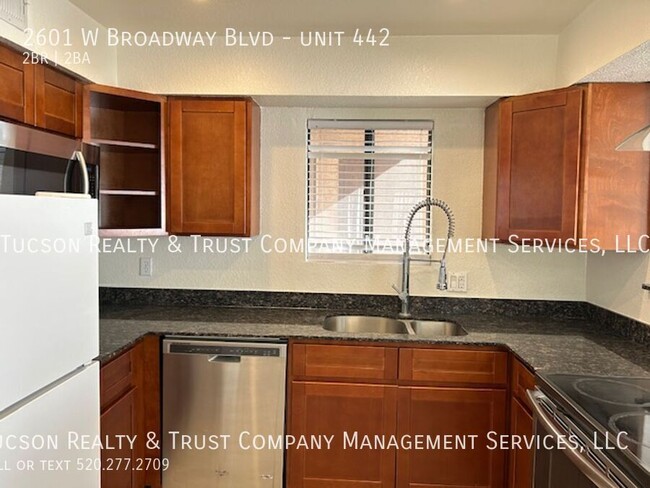 Building Photo - 2 BD 2 BA Condo - West Side