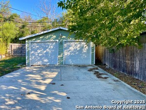 Building Photo - 1041 Ivy Ln