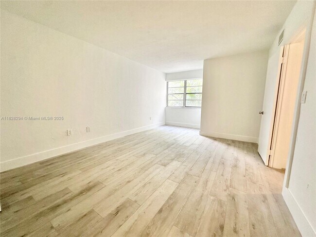 Building Photo - 6890 N Kendall Dr