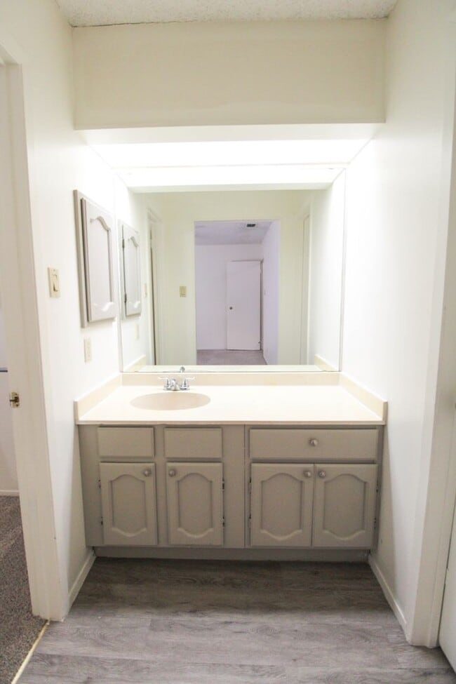 Building Photo - 1327 Julienne Pl