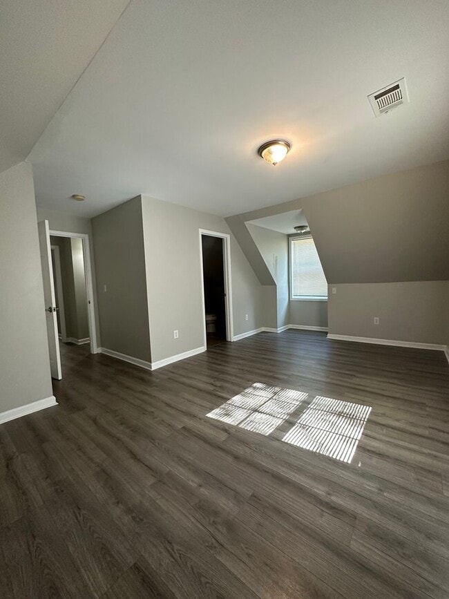 Building Photo - Large 4 bedroom home near Campus- Pre Lease for August 1st 2026