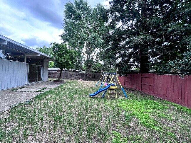 Building Photo - Three Bedroom Two Bathroom Home with Den/Home Office