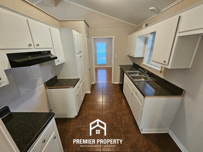 Building Photo - 2942 S.Mendenhall Road