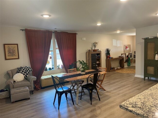 Building Photo - 424 Kohn Dr