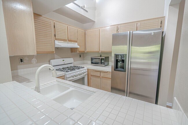 Building Photo - COMING SOON! 2 Bedroom Condo in Valencia!