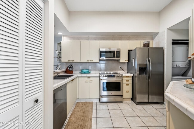 Building Photo - 75 Comares Ave