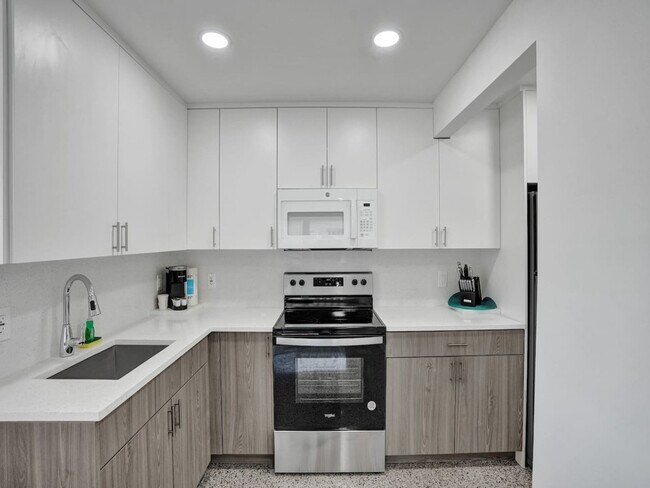 Building Photo - 906 N Riverside Dr