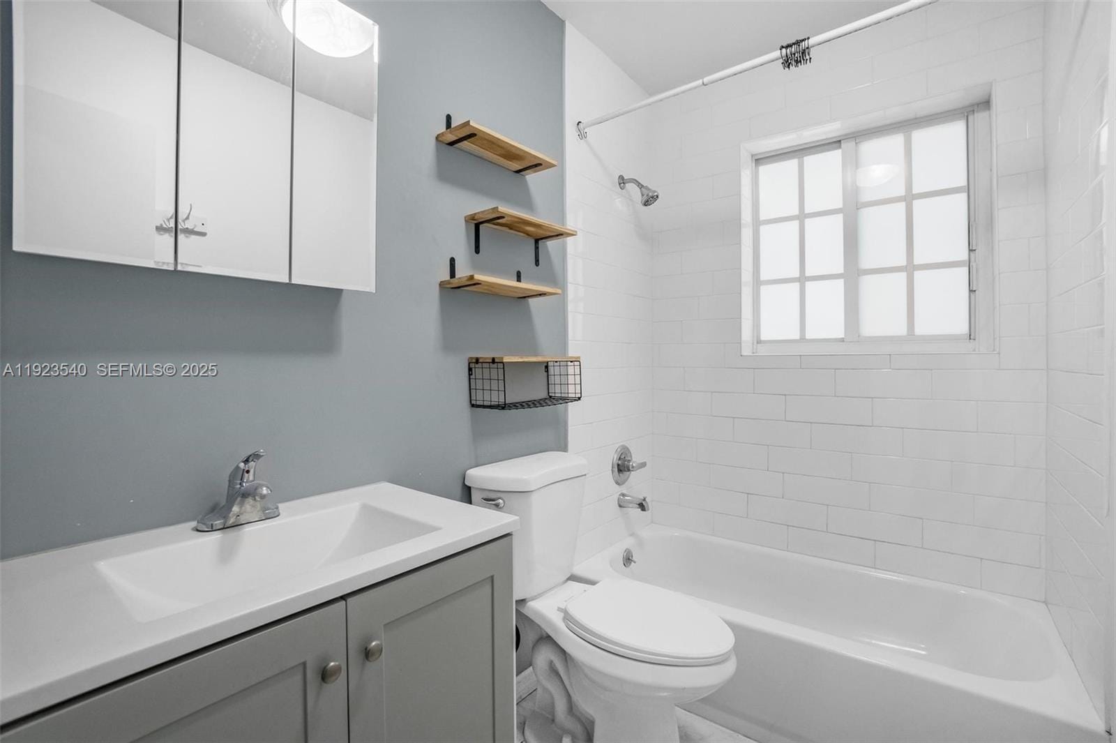 Building Photo - 601 SW 64th Pky