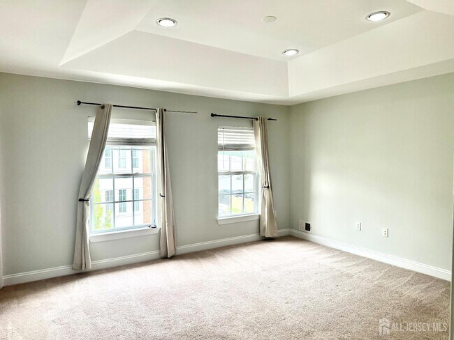 Building Photo - 13 Roosevelt Ave