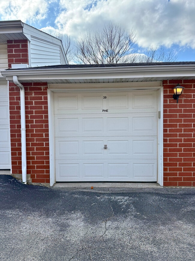 Building Photo - 16600 Liberty Cir