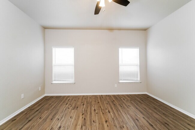 Building Photo - 323 Krieghoff Wy