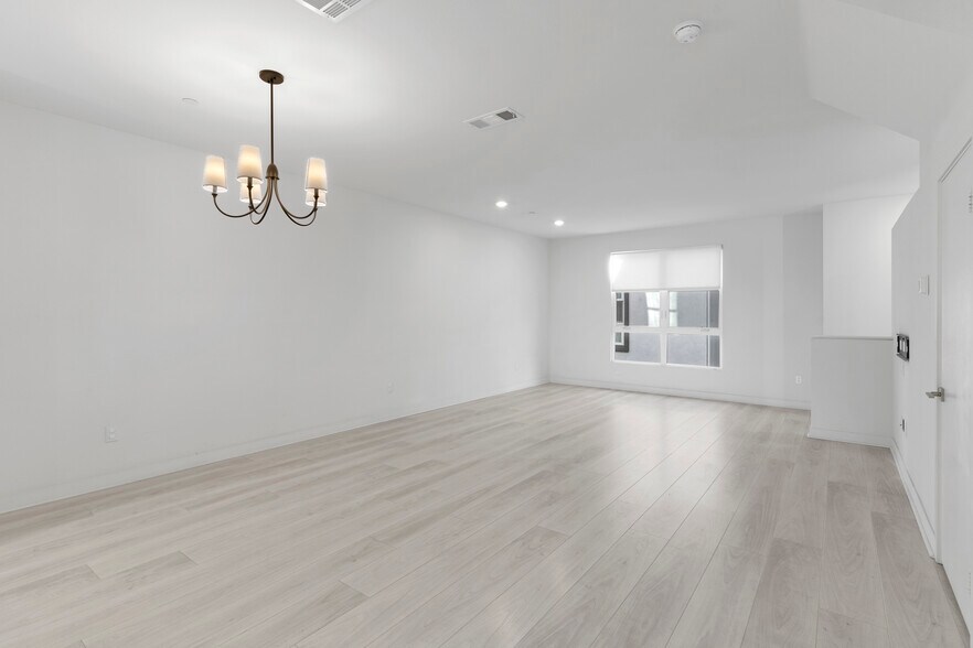 Building Photo - 2700 E Chaucer