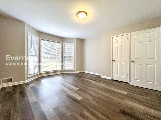 Building Photo - 204 Battle Dr