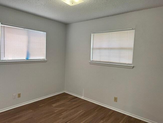 Building Photo - 132 Meadow Way